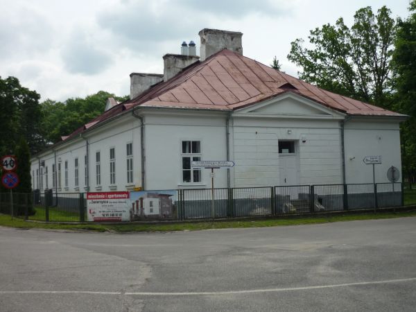Klasycystyczne budynki dawnego zarządu Ordynacji Zamojskiej.