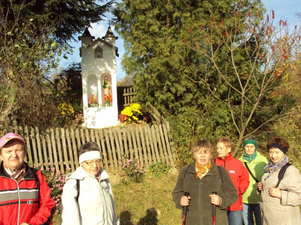 przed / obok : ponad stuletniej dwuwieżowej kapliczki - po lewej drogi do Lasu Gonszczawa.