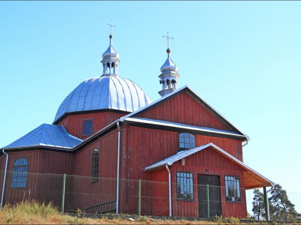 Dawna cerkiew greckokatolicka pw. św. Dymitra Męczennika, wzniesiona w 1904 r. w miejscu poprzedniej; po 1946 r. kaplica rzymskokatolicka pw. św. Wawrzyńca.