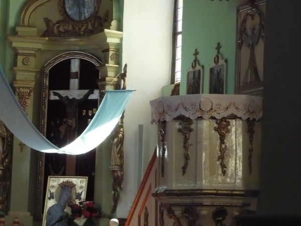 Widok w stronę ambonki i ołtarza bocznego.