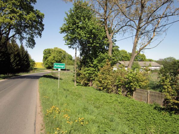 Wieś Pudwągi przy drodze 594 Święta Lipka Kętrzyn-widok na wjazd od strony Świętej Lipki 2012-05-08
