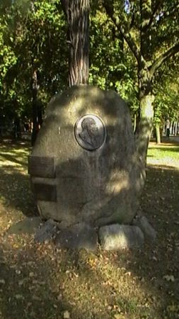 POMNIK POŚWIĘCONY PAMIĘCI RADNEGO SENIORA
EGOMETA BRAHTZA
WSPÓŁTWÓRCYPARKÓW MIEJSKICH - 1922