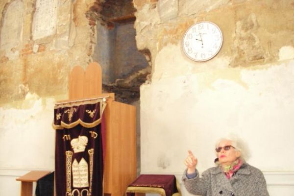 po 60 - ciu latach chasydzi mogli w tej synagodze modlić się - zjechali w tym celu ze świata całego - bo i z Australii, z Ameryki, z Izraela - bo w tych murach