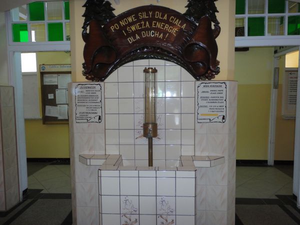 W zakładzie radoczynnym.