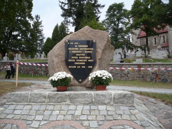 Pomnik poświęcony fundatorom kościoła pw. Narodzenia NMP.