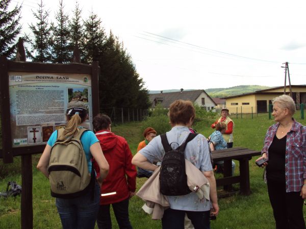 plansza pt. "Dolina Sanu", na niej też zdjęcia cerkwi - najstarszej drewnianej w Polsce, tu odpoczynek po zejściu ze wzgórza Dębnik.