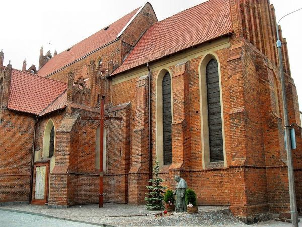 Kościół św. Mateusza oraz figura Jana Pawła II