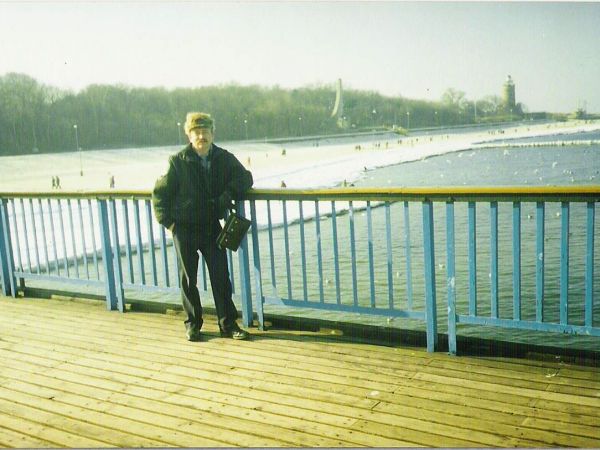 na molo, dalej Pomnik Zaślubin Polski z Morzem a hen latarnia morska.