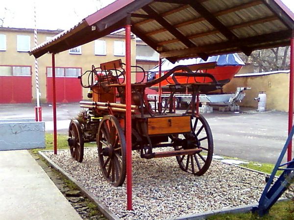 NOWA SÓL zbytkowy wóz strażacki ,stojący na terenie straży pożarnej