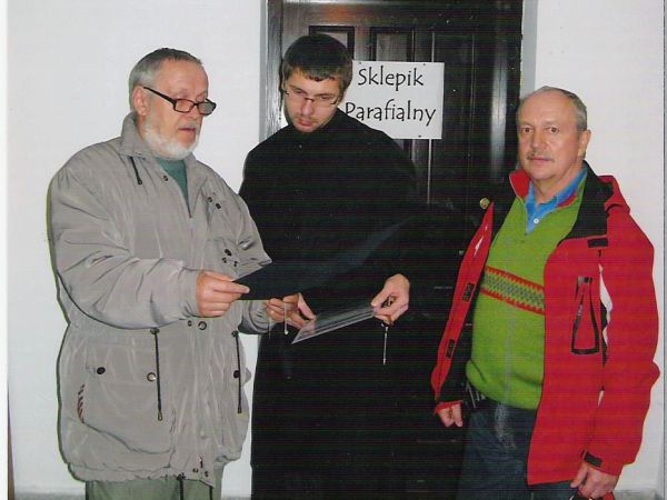 w muzeum misyjnym, przyklasztornym - z Ojcem Jezuitą / przewodnikiem - studenci UTW z Sanoka podziękowania - na pamiątkowym "piśmie" - kierują. Muzeum Towarzyst