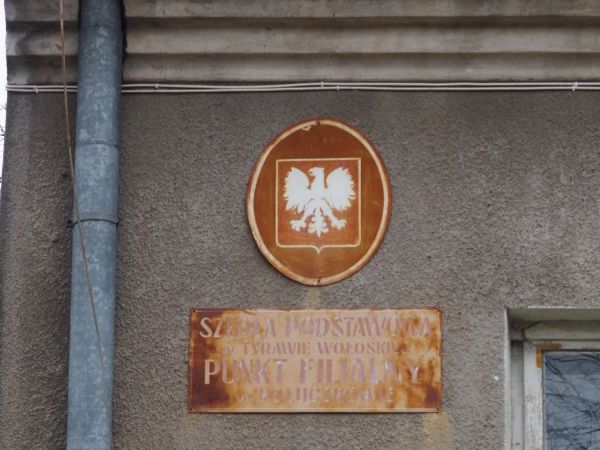 na budynku szkolnym, niegdyś Punkt Filialny szkoły w Tyrawie Wołoskiej - jest galeria - zapraszam.