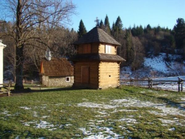 przy cerkwi: kaplica grobowa, dzwonnica. Po prawej: myhliłka /fragment/ - tj. polana, gdzie kiedyś owce i woły wypasano /żerdzie odgradzają zespół cerkiewny/, t