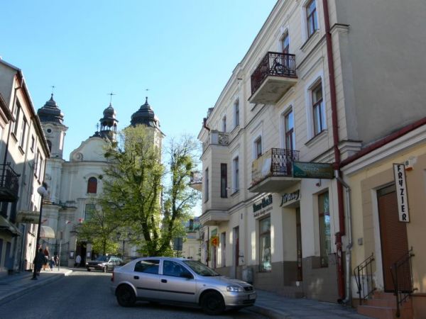 Kościół pw. Rozesłania Św. Apostołów. Pierwsza drewniana świątynia powstała w XV wieku z fundacji króla Władysława Jagiełły za znaczący udział rycerstwa ziemi c