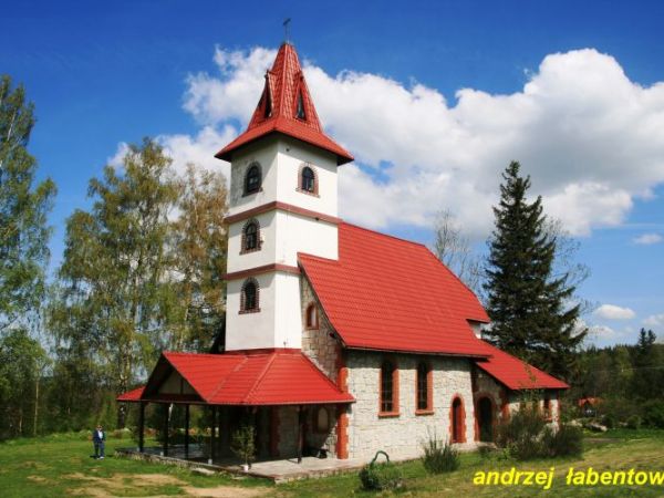 KOŚCIÓŁ MATKI BOSKIEJ FATIMSKIEJ ZBUDOWANY FUNDACJą RODZINY GRZESIK OFIARNOŚCIĄ I PRACą PARAFIAN KONSEKROWANY PRZEZ J.E. KS. BISKUPA TADEUSZA RYBAKA 13 PAŹDZIER