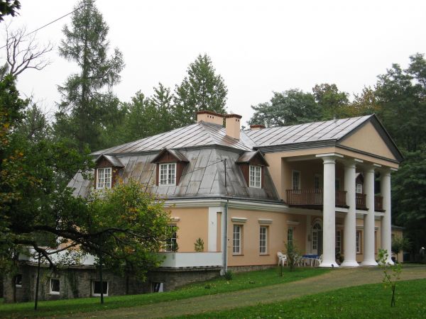 dostojna siedziba szlachecka z efektownym portykiem kolumnowym i balkonem, otoczenie - ze znawstwem - zadbane a mówiono, że będzie jeszcze piękniej !