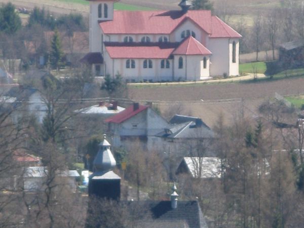 Widok na Hoczew - od strony płd.wsch.  - wśród zabudowań: kościół pw. Narodzenia NMP w Średniej Wsi , najstarsza drewniana świątynia katolicka w Bieszczadach -