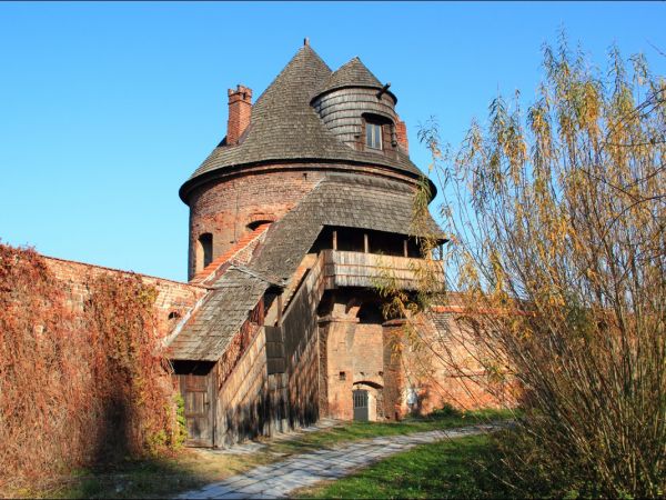 Kościół pw. św. Mikołaja i Stanisława biskupa w Jarosławiu przy ulicy Benedyktyńskiej. Przez starszych mieszkańców zwany Anna Kasarnia, został zbudowany w latac