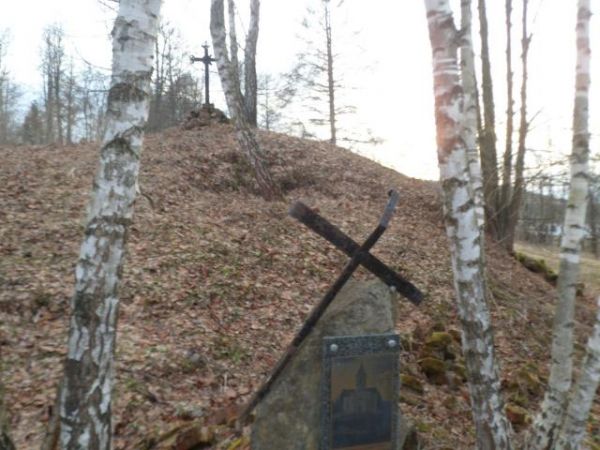 na tym wzgórzu wzniesiony był ewangelicki kościół - na wierzchowinie są czytelne resztki podmurówki, tu na płycie przedstawione zdjęcie archiwalne.