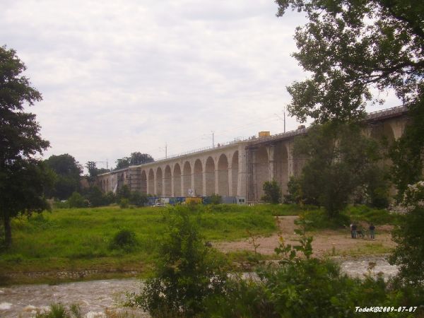 Ponoć ma 490-500 m długości, a dla poprawy  przesuwano chwilowo koryto rzeki.