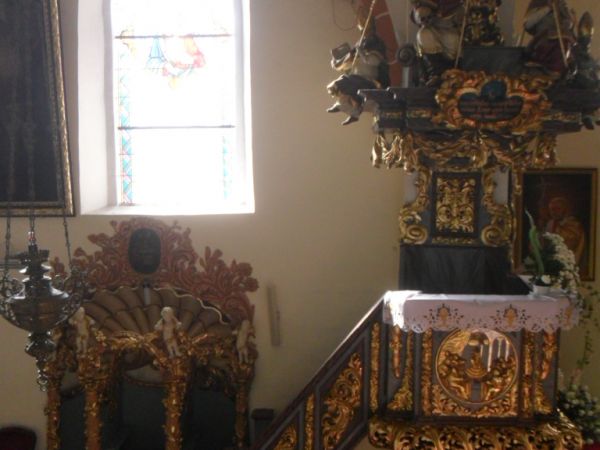 Barokowa ambona a po lewej stronie, też barokowy, konfesjonał