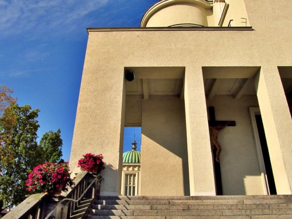 Bazylika Mniejsza w Niepokalanowie na terenie franciszkańskiego klasztoru-sanktuarium w Niepokalanowie („Gród Maryi”)