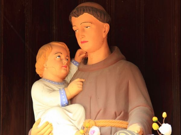 Przydrożna kapliczka w Kosinie z  figurką św. Antoniego z Padwy