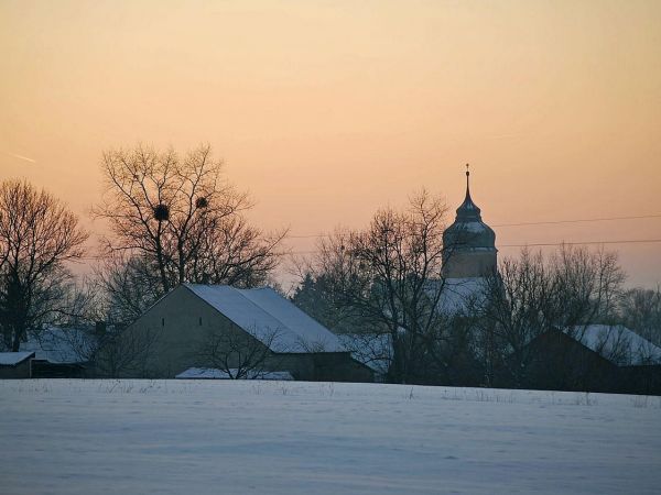 Widok zimowy na kościół parafialny z XIV wieku i przebudowanego w 1905 roku.