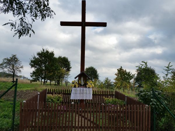 Krzyż, przy którym śpiewano "majówki".