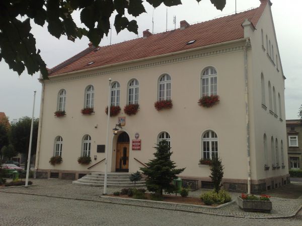 Ratusz miejski w Rynku, z herbem miasta nad wejściem.