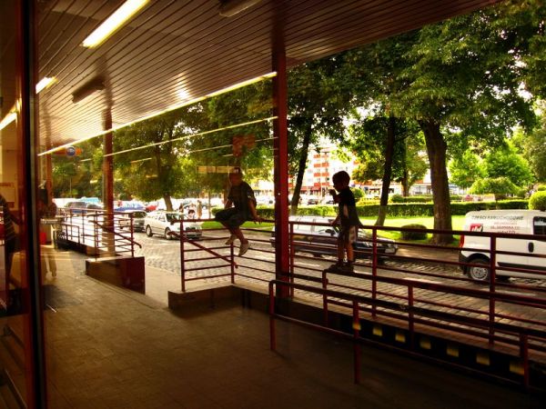 Ot, taka migawka prawie z centrum miasta. To, co w tej chwili jest skwerem, kiedys bylo szczelnie zabudowane kamienicami. Do czasu wejścia naszych wyzwolicieli.