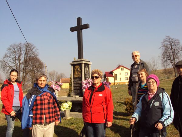 przy / obok : kaplica przydrożna, współczesna, - o ubogaconej formie i wotywie.