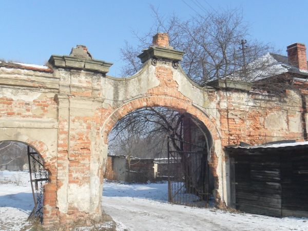 Ruiny bramy wjazdowej na teren majątku - po pałacu nie został żaden ślad