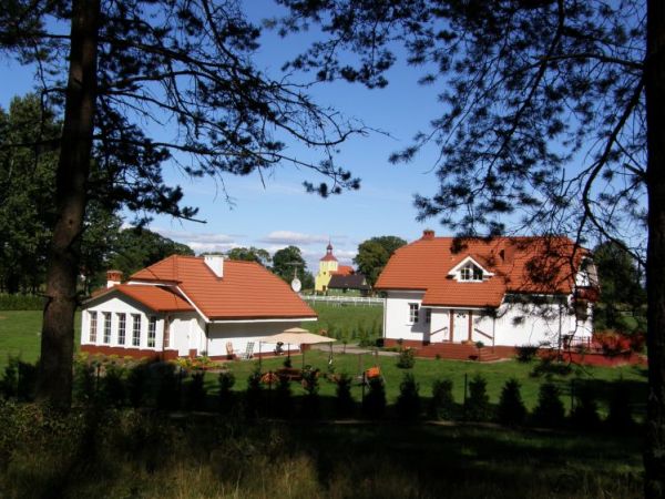 Widok na kościół z gospodarstwa agroturystycznego m. Kiełpino
gm. Borne Sulinowo