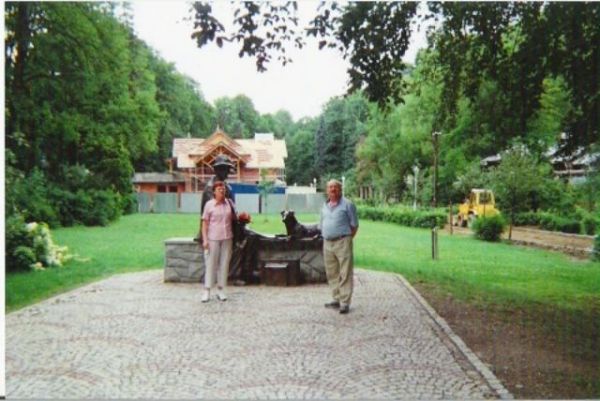 przy pomniku Epifana Drowniaka, zwanego Nikiforem Krynickim - wybitnym malarzu prymitywiście , pomnik wystawiony przez miasto w 110 rocznicę urodzin malarza, ży