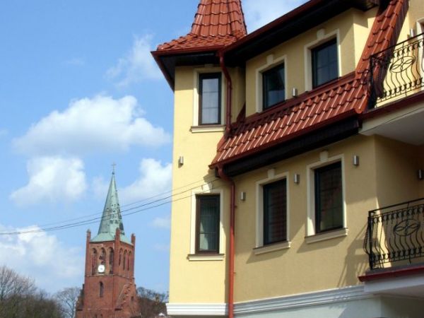 Widok na rynek i kościół.
