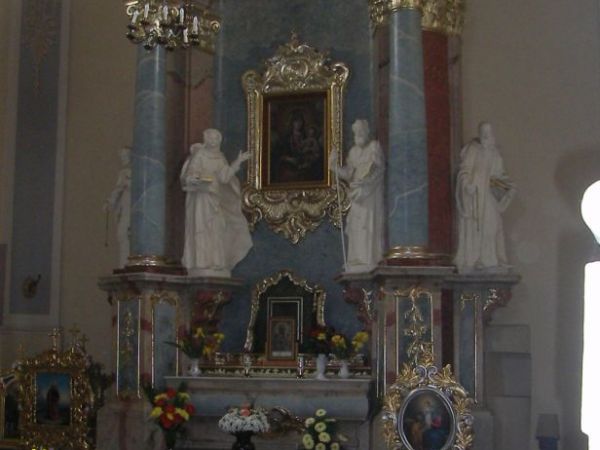 Ołtarz w bocznej kaplicy