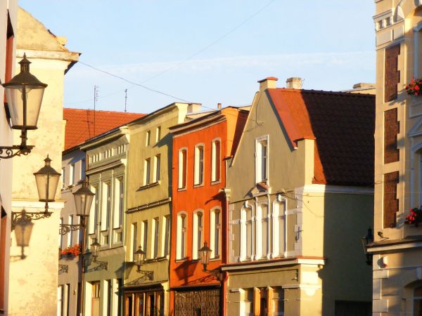 Urokliwe kamienice na głównej ulicy miasta