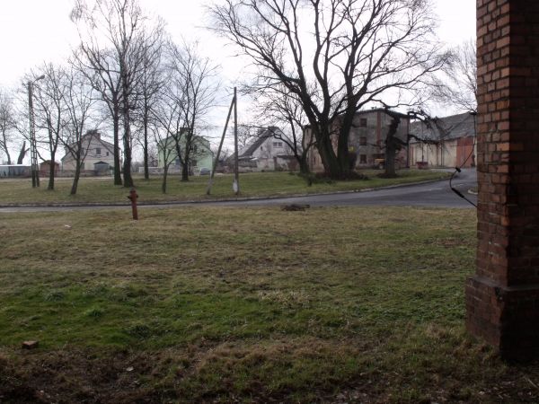 Centralnym punktem wsi jest olbrzymi plac.