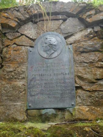 Towarzystwo Upiększania Miasta Sanoka w setną rocznicę urodzin Chopina umieściło ponad wypływającym tu źródełkiem tablicę spiżową z napisem  i popiersiem wielki