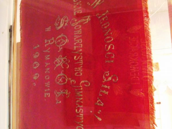 sztandar "Sokoła" - dobrze zachowany, z napisem Polskie Towarzystwo Gimnastyczne "Sokół" w Rymanowie 1909r. z hasłem "W JEDNOŚCI SIŁA" - na ekspozycji Regionaln