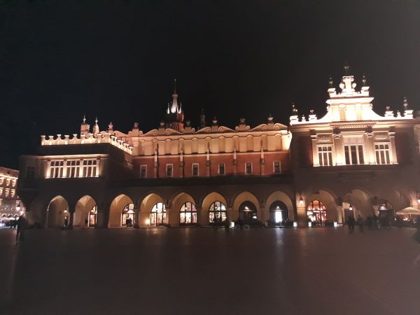 Sukiennice wieczorem