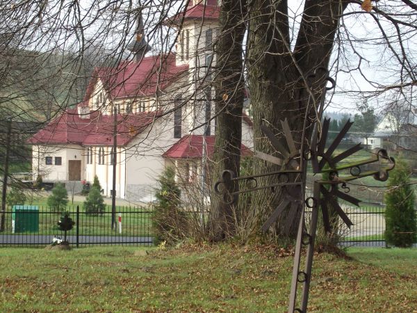 cerkwisko - na niewielkim wzniesieniu przy drodze w części wsi od wschodu - od m. Berezka /z ruskiego: brzózka - w uproszczeniu/ - tu niegdyś cerkiew stała, dzw