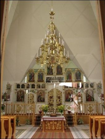 Tradycyjne, współczesne wyposażenie świątyni.