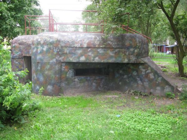 Schron nr 7 Armii "Poznań". Tradytor dwustronny. Wybudowany na początku sierpnia 1939r. przez pododdział 26.DP Lokalizacja: Położony jest na terenie ośrodka PTT