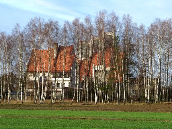 Tylna ściana miejscowego kościoła. Widok z ulicy Wiśniowej.