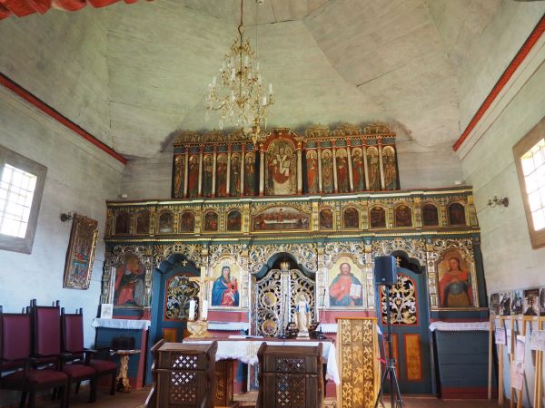 ikonostas cerkiewny - centralnie : carskie wrota, zwane też królewskimi, tylko dla kapłana, powyżej : Mandylion i po 6 ikon po obu stronach - to rząd prazdników