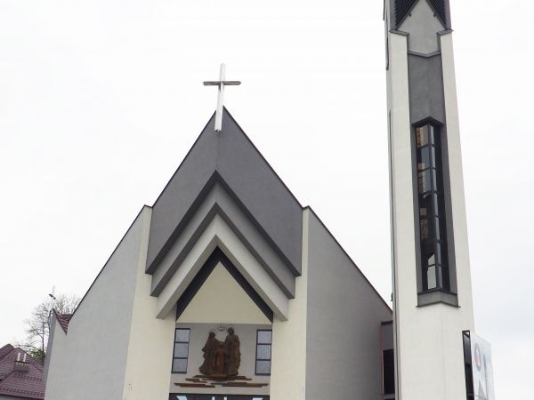 Sanktuarium Dzieciątka Jezus - na fasadzie przedstawienie Świętej Rodziny.