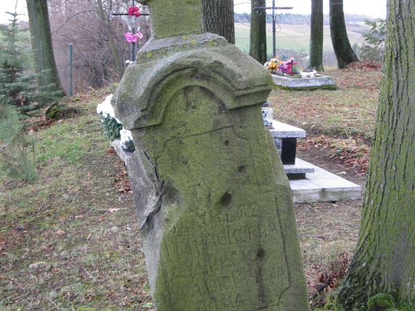 na cmentarzu greckokatolickim, przed - obok i wśród interesujących kamiennych krzyży nagrobnych, przeważnie z pocz. XX wieku.