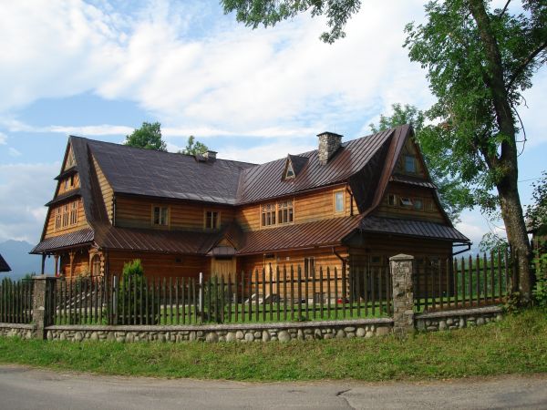 Bukowina Tatrzańska leży na wysokości od 860 do 1000 m n.p.m. (według innych źródeł 850–960 m n.p.m.) i jest położona na Pogórzu Spisko-Gubałowskim; liczy 2700