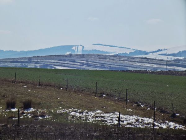 z przysiółka "Płociska" : widok na Pogórze Bukowskie, na wprost biała wstęga - to wyciąg narciarski w Karlikowie /jest galeria - zapraszam/.